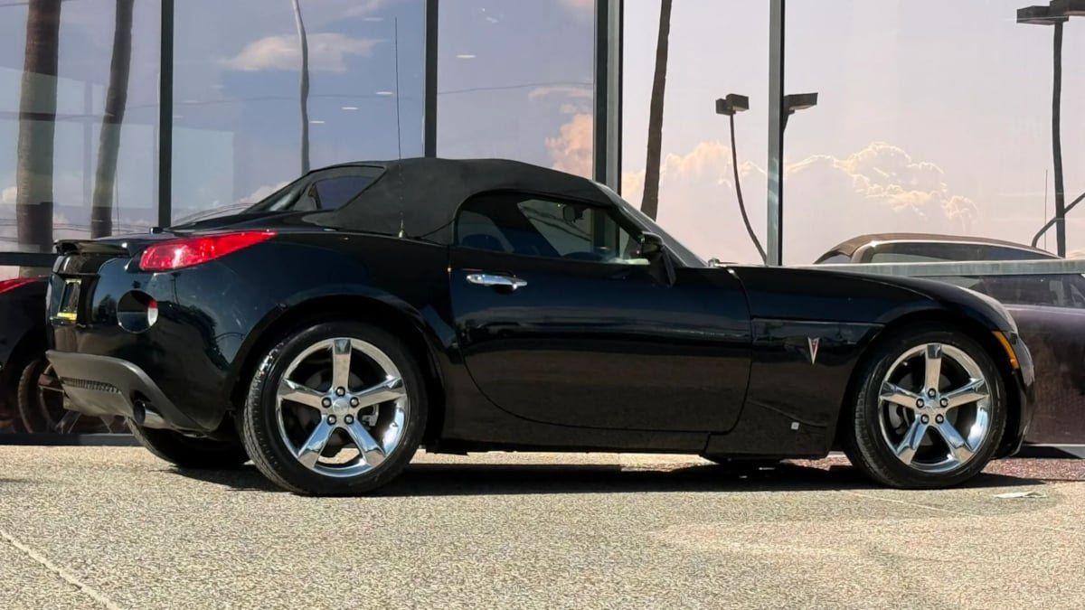 Used 2007 Pontiac Solstice GXP w/ Premium Package RWD image 18