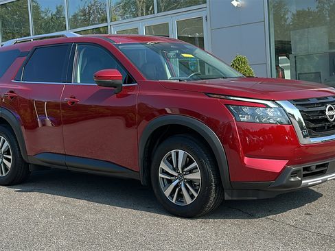 Certified 2025 Nissan Pathfinder SL image 2