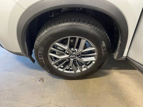 Used 2024 Nissan Rogue S AWD/4WD image 30