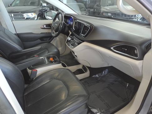 Used 2019 Chrysler Pacifica Touring-L Plus FWD image 29