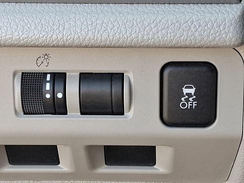 Used 2017 Subaru Forester 2.5i Premium w/ All-Weather Package image 25