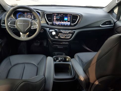 Used 2025 Chrysler Pacifica Select image 14