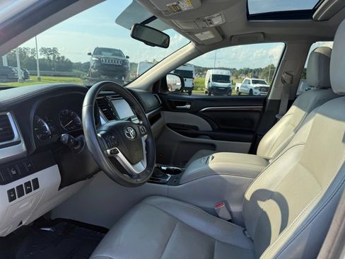 Used 2016 Toyota Highlander Limited FWD image 4