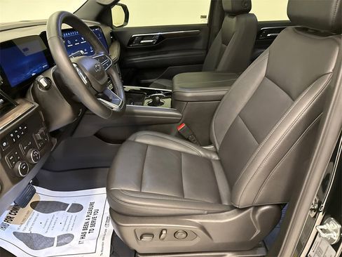 Used 2025 Chevrolet Suburban Z71 w/ Comfort Package image 21