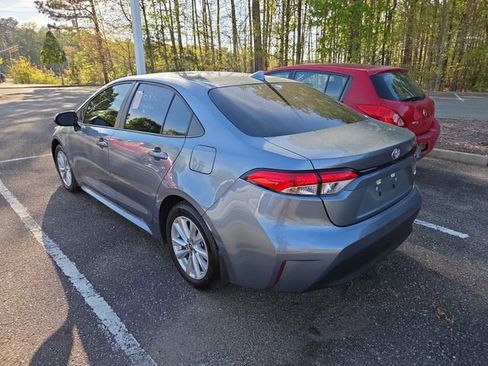Used 2025 Toyota Corolla LE w/ LE Premium Package image 5