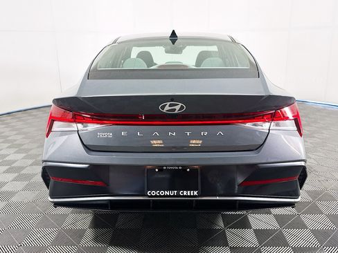 Used 2025 Hyundai Elantra SEL FWD image 4
