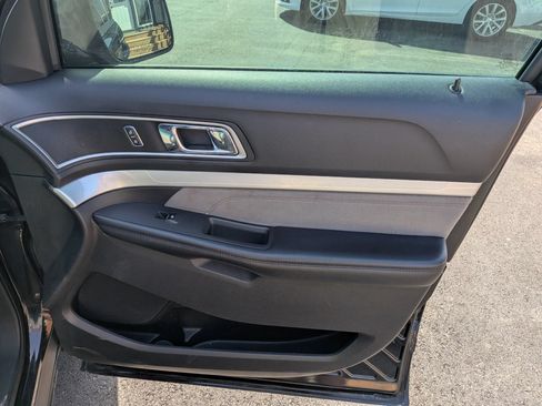 Used 2017 Ford Explorer XLT w/ Equipment Group 202A FWD image 29