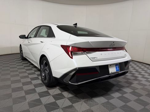 Used 2025 Hyundai Elantra Limited FWD image 2
