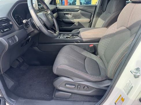 Used 2025 Honda Pilot Sport image 19