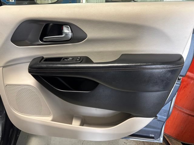 Used 2020 Chrysler Pacifica Touring-L FWD image 31