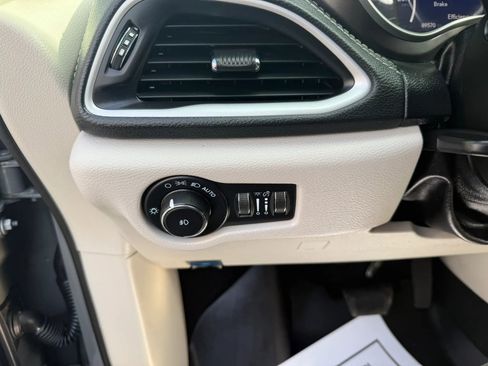 Used 2022 Chrysler Pacifica Touring-L w/ Uconnect Theater Family Group FWD image 13