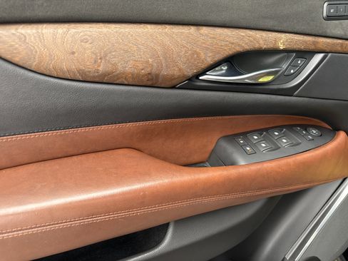 Used 2019 Cadillac Escalade ESV Premium Luxury image 7