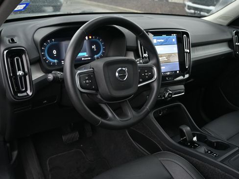 Used 2025 Volvo XC40 B5 Core image 3