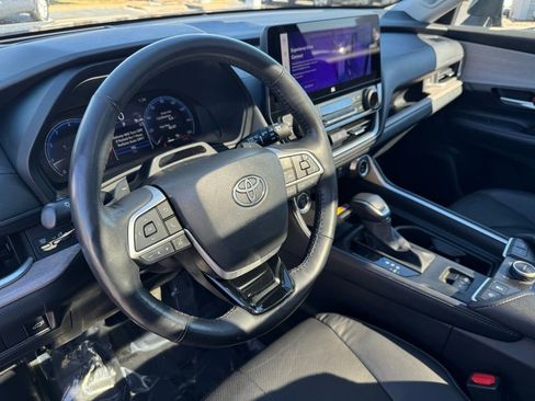 Used 2024 Toyota Grand Highlander AWD image 16