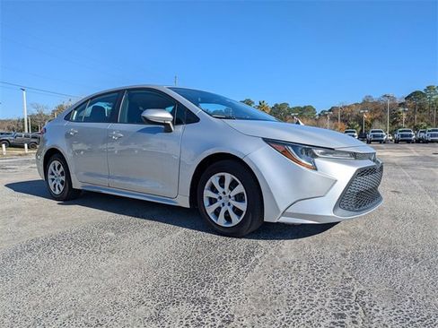 Used 2022 Toyota Corolla LE image 2