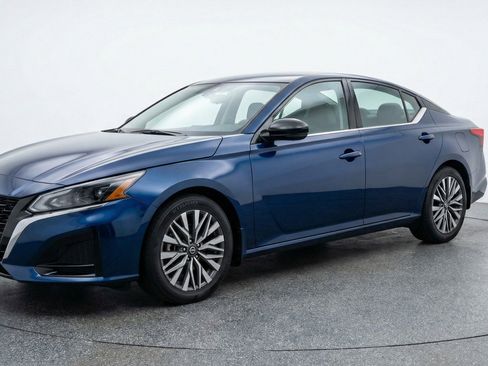 Used 2025 Nissan Altima 2.5 SV FWD image 3