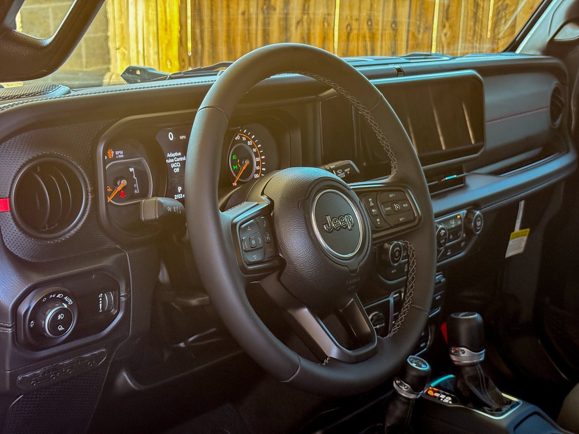 Used 2025 Jeep Gladiator Rubicon w/ Convenience Group AWD/4WD image 18