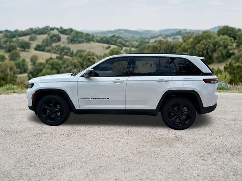 Used 2023 Jeep Grand Cherokee Altitude RWD image 5