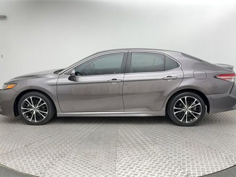 Used 2018 Toyota Camry LE image 5