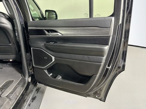 Used 2024 Jeep Wagoneer Series II w/ Flexible Seating Group RWD image 28