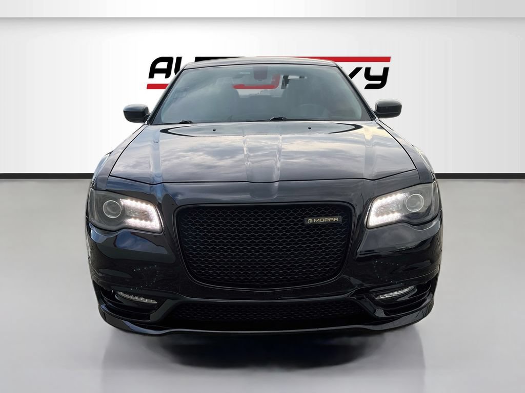 Used 2019 Chrysler 300 Limited RWD image 2