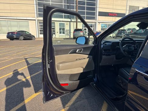 Certified 2025 Kia Carnival image 11