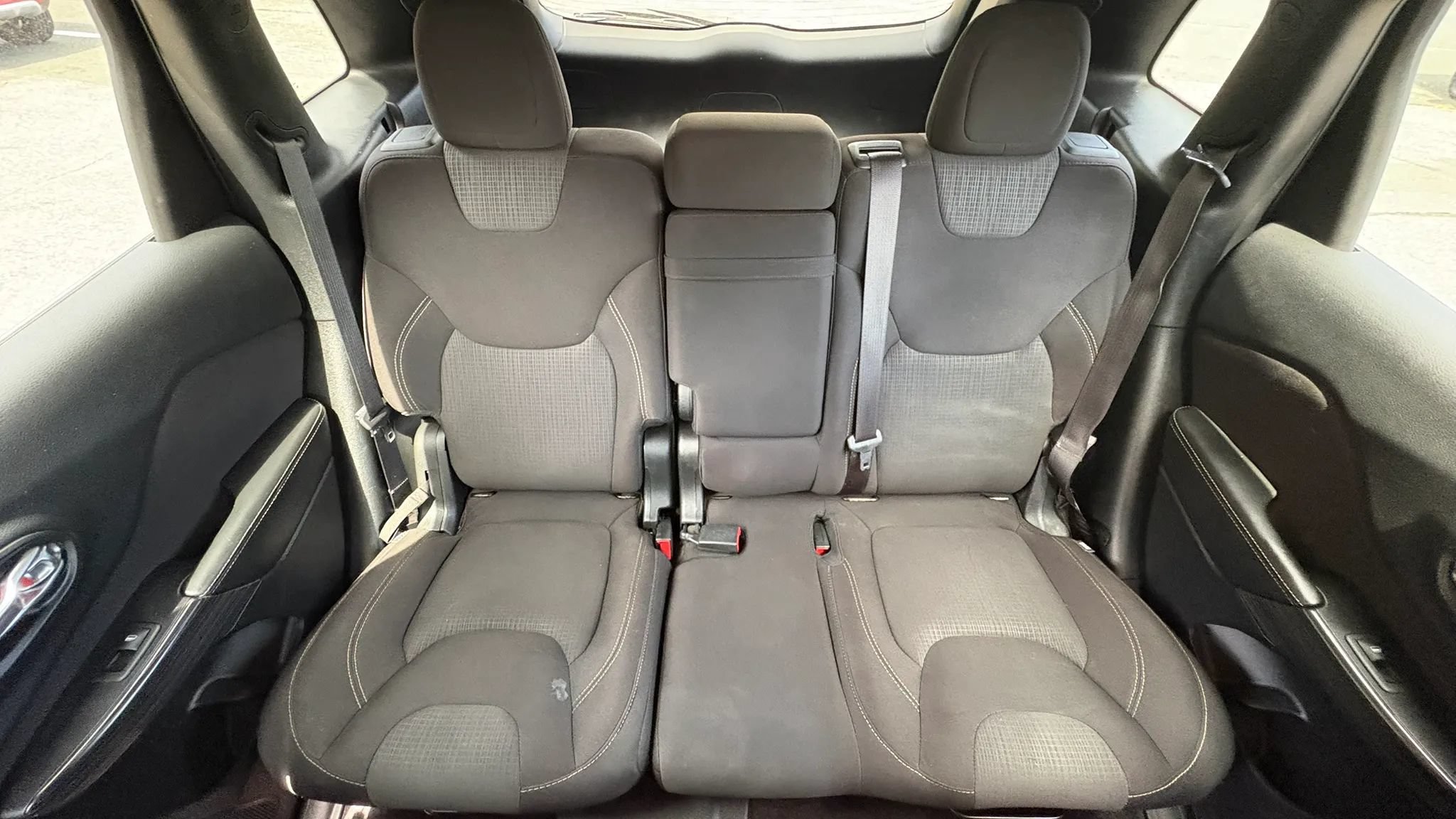 Used 2017 Jeep Cherokee Latitude AWD/4WD image 28
