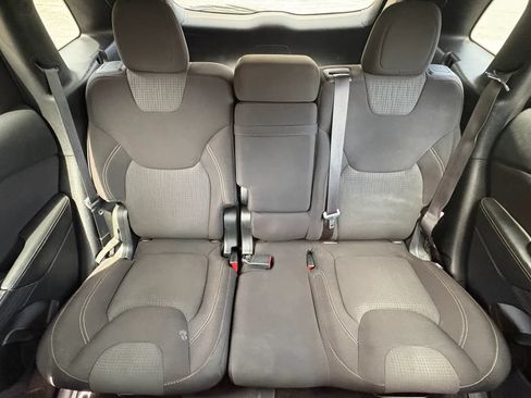 Used 2017 Jeep Cherokee Latitude AWD/4WD image 28
