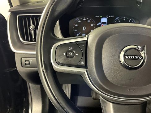Used 2020 Volvo XC60 T5 Momentum w/ Premium Package image 23