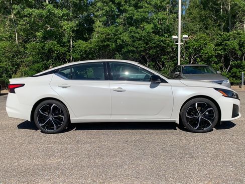 New 2026 Nissan Altima 2.5 SR w/ SR Premium Package FWD image 2