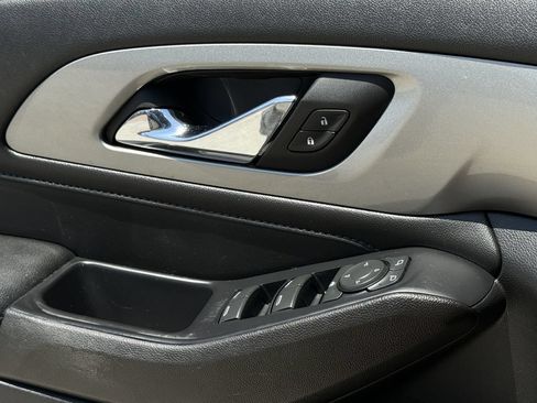 Used 2022 Chevrolet Traverse LT FWD image 25