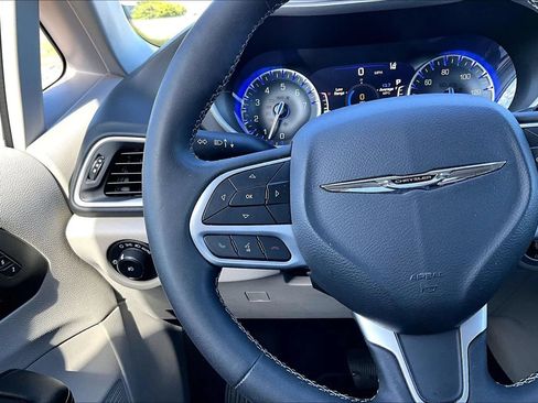 Used 2023 Chrysler Pacifica Touring-L FWD image 10