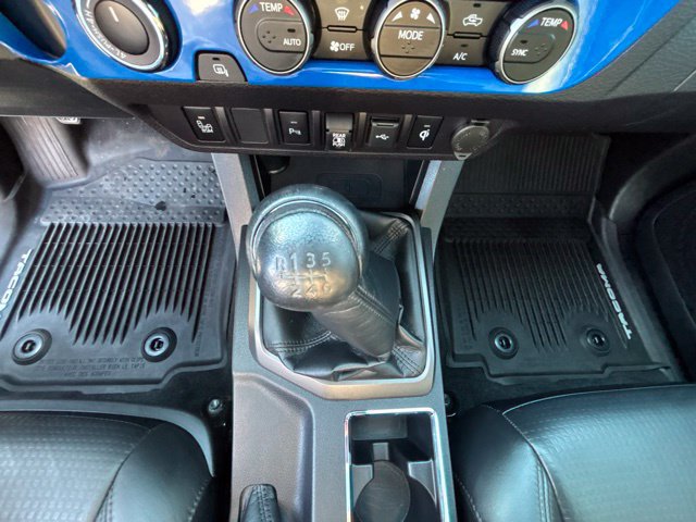 Used 2020 Toyota Tacoma TRD Off-Road w/ TRD Premium Off Road Package AWD/4WD image 18