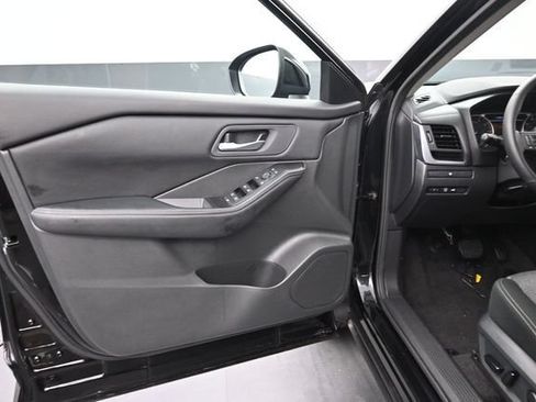 Used 2026 Nissan Rogue SV FWD image 16
