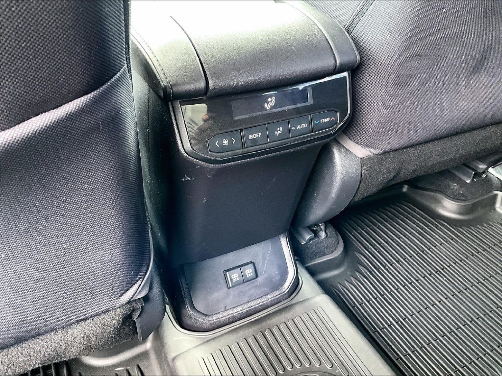 Used 2021 Toyota Highlander LE AWD/4WD image 29
