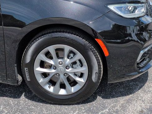 Used 2026 Chrysler Pacifica Limited FWD image 11