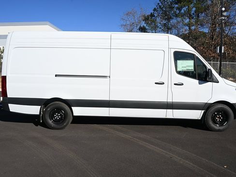 Used 2025 Mercedes-Benz Sprinter 2500 image 25