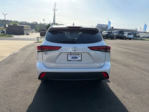 Used 2023 Toyota Highlander XLE FWD image 6