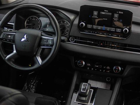 Used 2024 Mitsubishi Outlander SE image 12