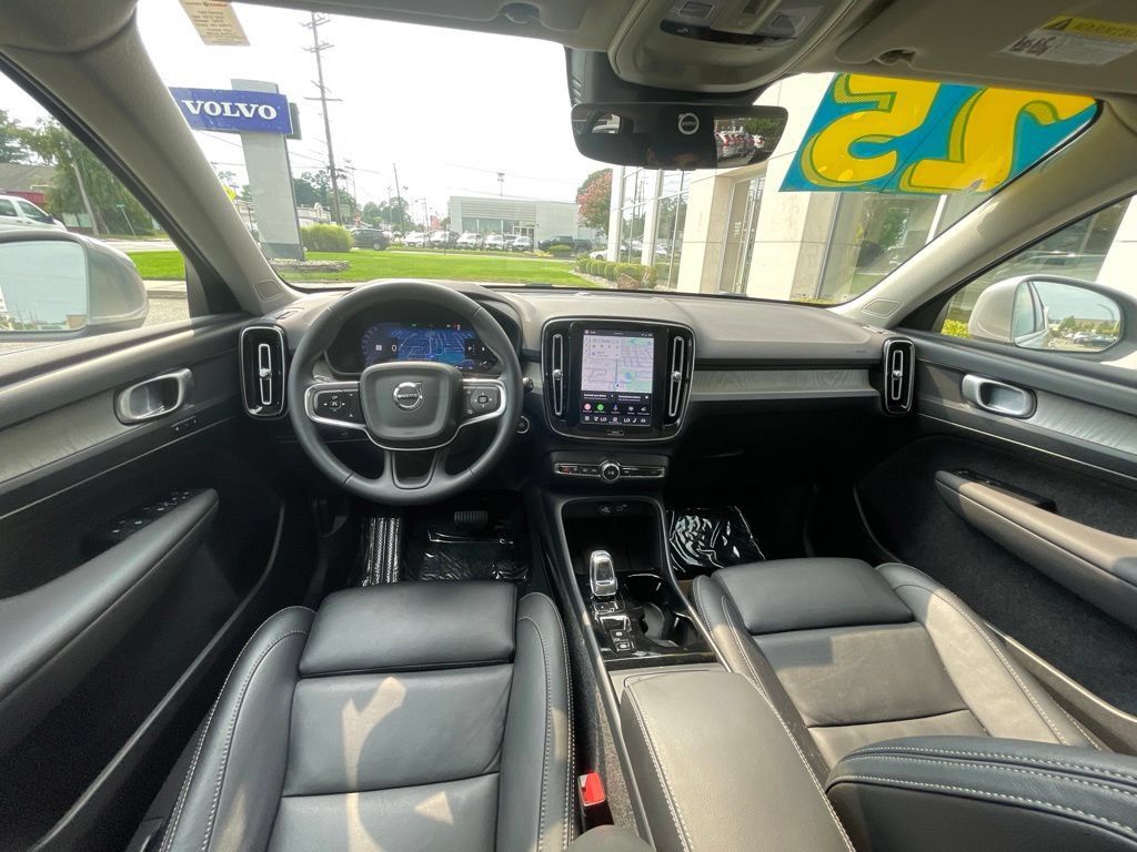 Used 2025 Volvo XC40 B5 Plus AWD/4WD image 18