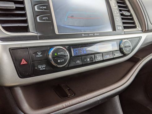 Used 2017 Toyota Highlander XLE image 18