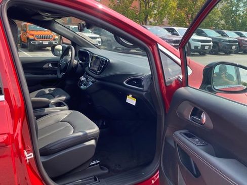 New 2026 Chrysler Pacifica Select image 29