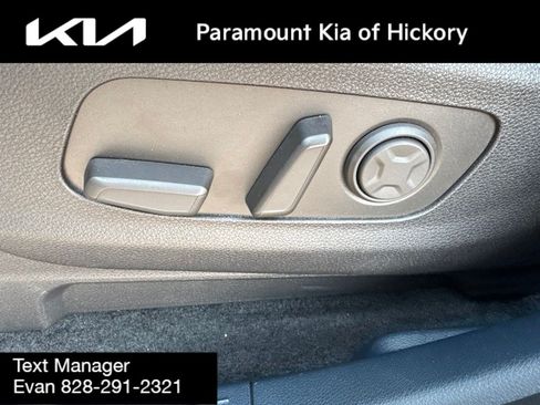 Used 2025 Kia Carnival EX FWD image 25