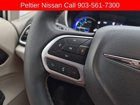 Used 2024 Chrysler Pacifica Limited FWD image 30