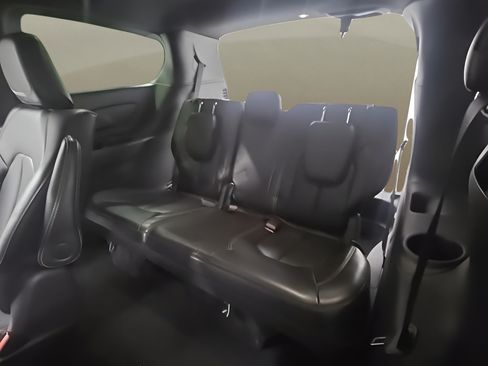 Used 2024 Chrysler Pacifica Limited FWD image 17