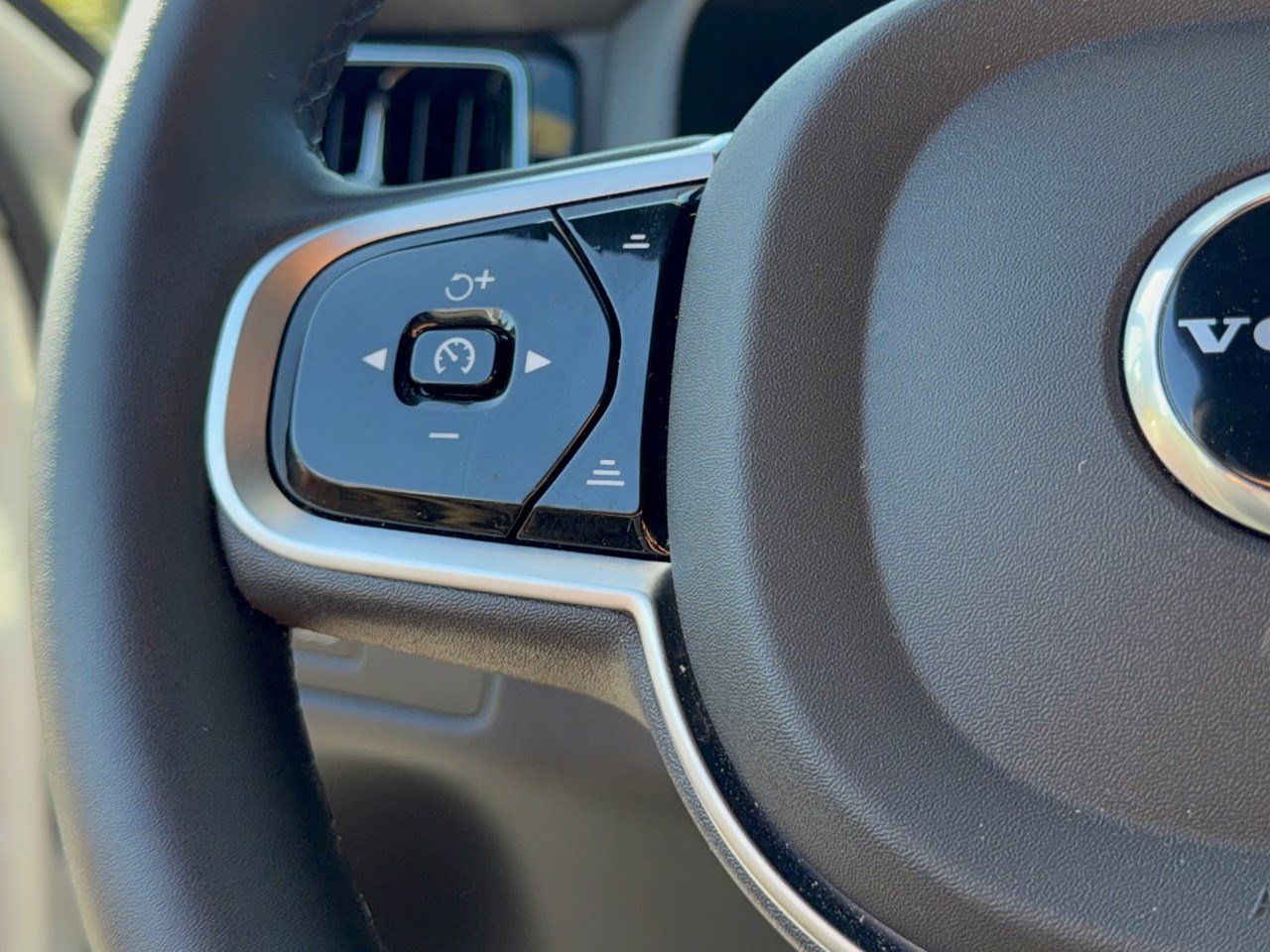 Certified 2026 Volvo XC60 B5 Plus AWD/4WD image 18
