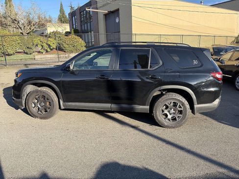 Used 2025 Honda Pilot TrailSport image 2