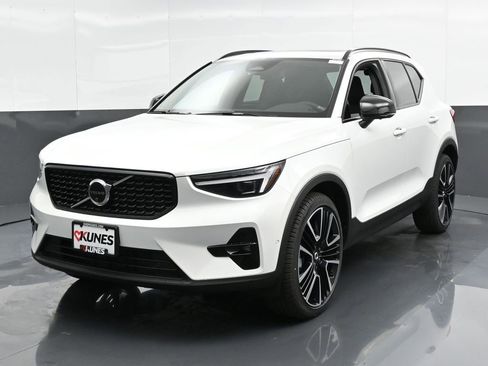 New 2025 Volvo XC40 B5 Plus w/ Climate Package image 6