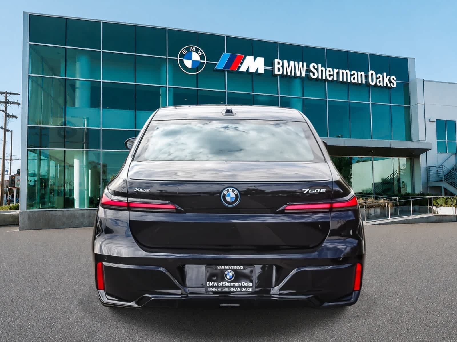 Used 2026 BMW 750e xDrive AWD/4WD image 5