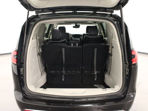 Used 2023 Chrysler Pacifica Limited FWD image 13